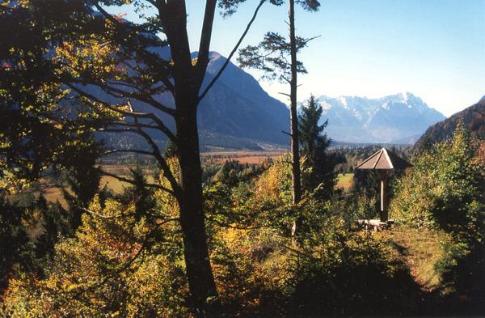 Herbststimmung am Kalvarienberg - Blick über das Loisachtal zum Wettersteingebirge